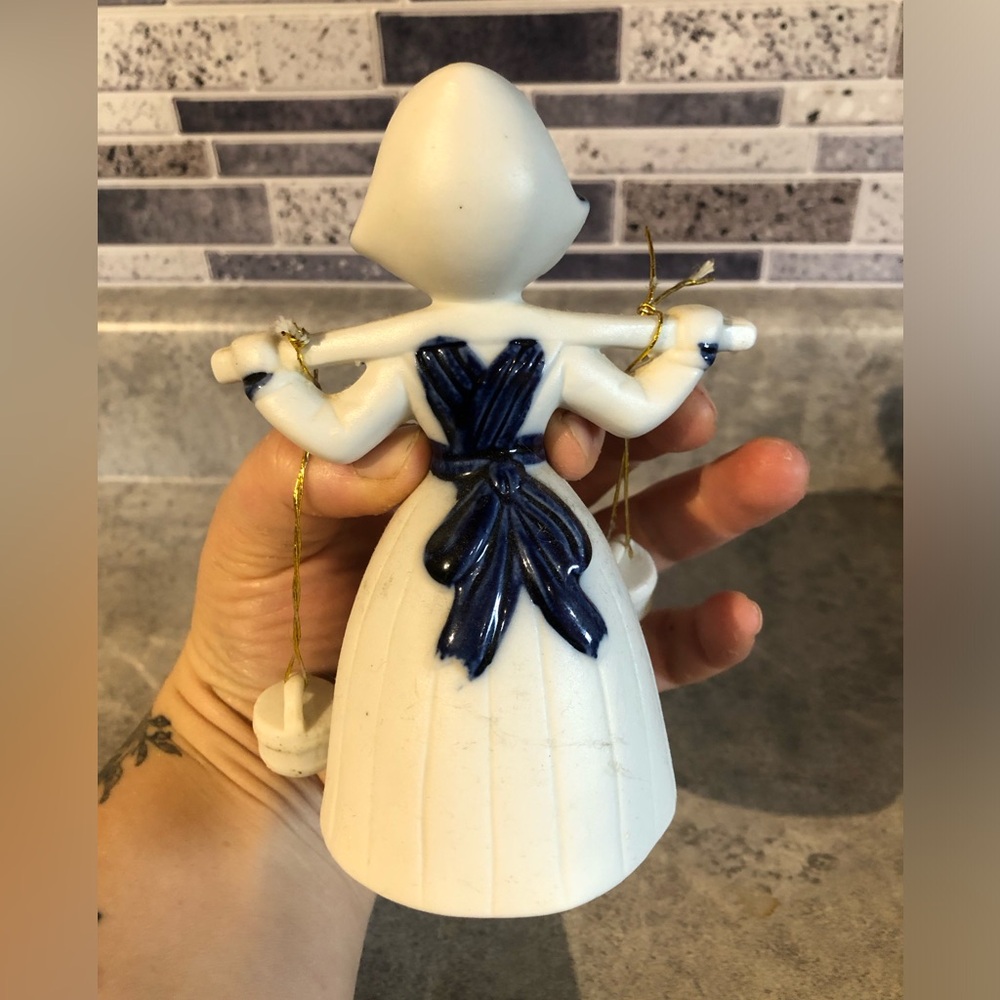 🐱 VINTAGE Delft-style Porcelain Bell Figure of a Dutch Milkmaid - Picture 2 of 2